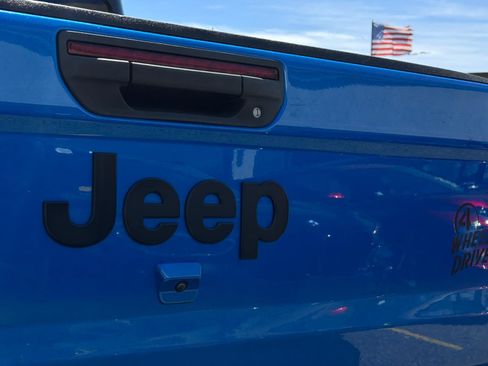 Used 2021 Jeep Gladiator Willys image 7