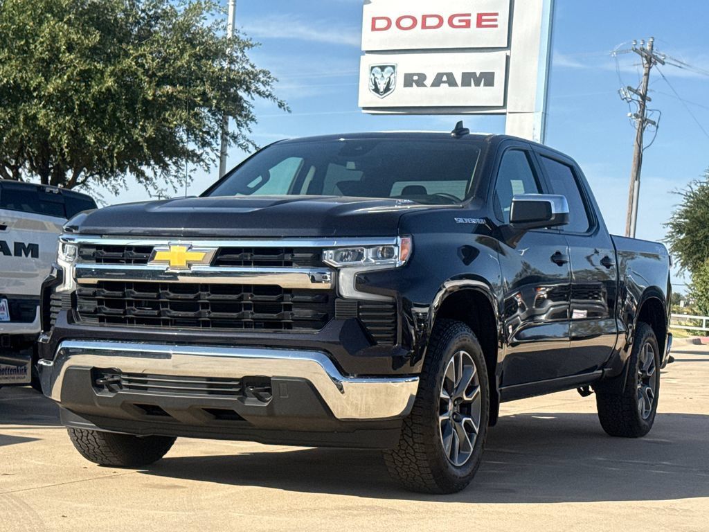 Used 2024 Chevrolet Silverado 1500 LT AWD/4WD image 3