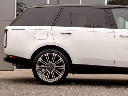 Used 2025 Land Rover Range Rover Long Wheelbase SE AWD/4WD image 6