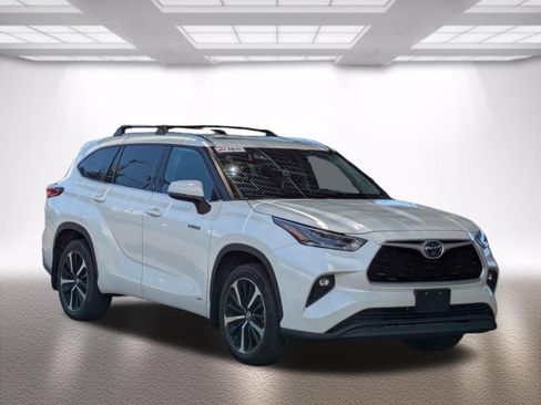 Certified 2021 Toyota Highlander XLE AWD/4WD image 1