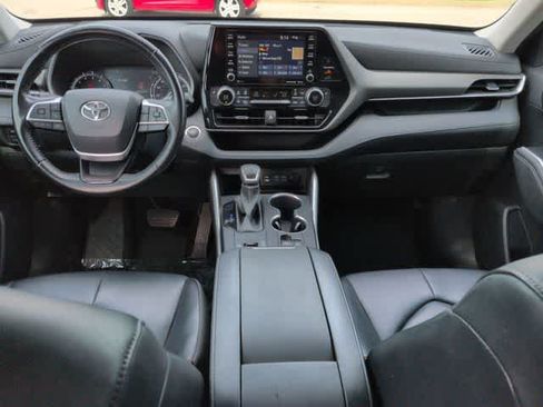 Used 2022 Toyota Highlander XLE FWD image 15