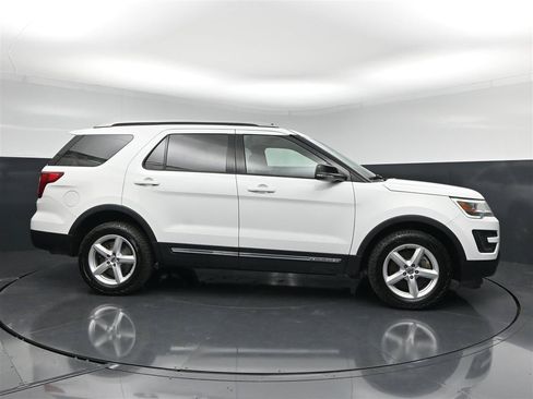 Used 2016 Ford Explorer XLT AWD/4WD image 4