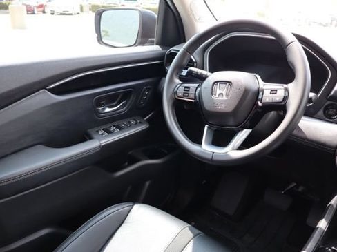 Used 2025 Honda Pilot Touring image 14