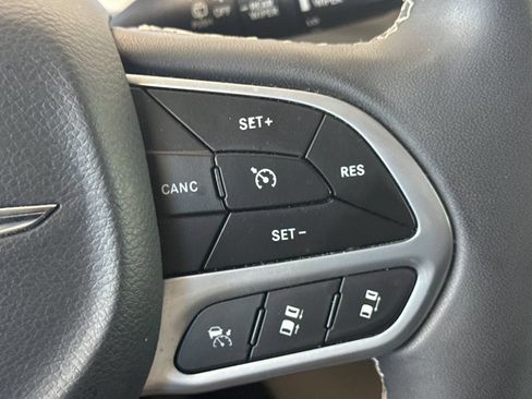 Used 2023 Chrysler Pacifica Touring-L FWD image 37