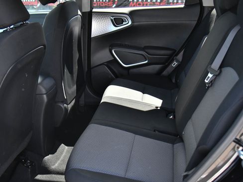 Used 2023 Kia Soul LX image 31