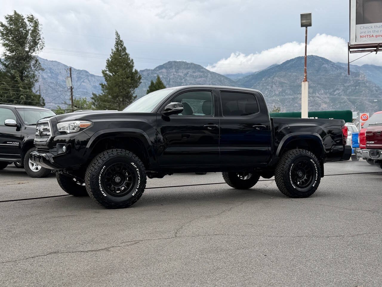 Used 2017 Toyota Tacoma TRD Sport w/ Premium & Technology Package AWD/4WD image 2