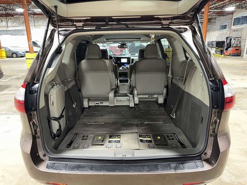 Used 2018 Toyota Sienna XLE w/ XLE Navigation Package image 10