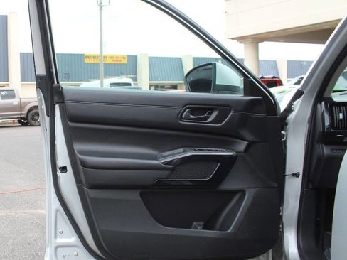 Used 2025 Nissan Pathfinder SV FWD image 21