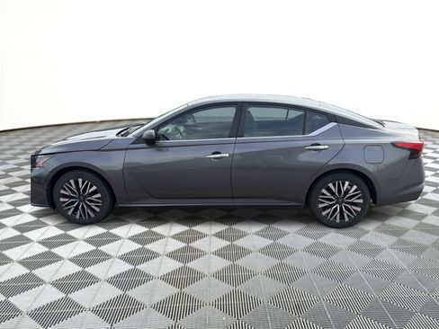 Used 2024 Nissan Altima 2.5 SV FWD image 2