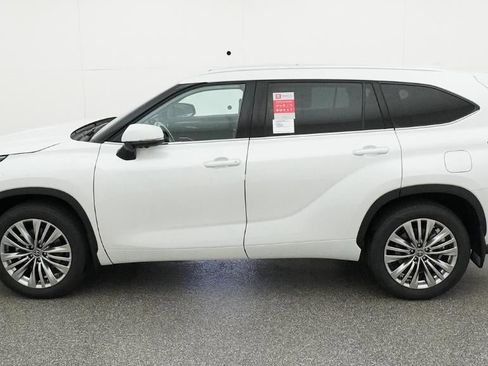 New 2026 Toyota Highlander Platinum AWD/4WD image 3