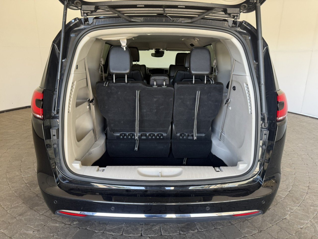 Used 2024 Chrysler Pacifica Touring-L FWD image 7