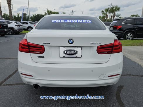 Used 2018 BMW 320i xDrive Sedan AWD/4WD image 4
