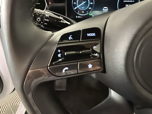 Certified 2025 Hyundai Elantra Limited FWD image 17