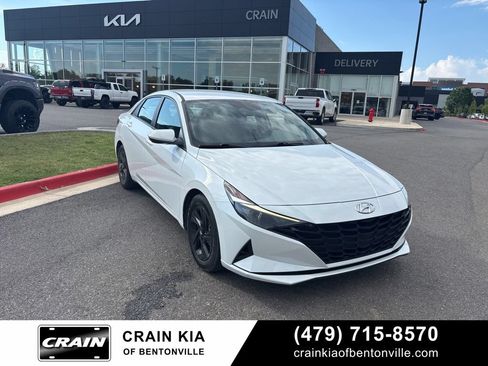 Used 2023 Hyundai Elantra SEL FWD image 3