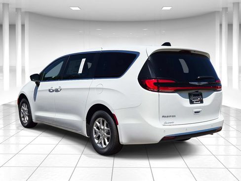 New 2026 Chrysler Pacifica Select FWD image 5
