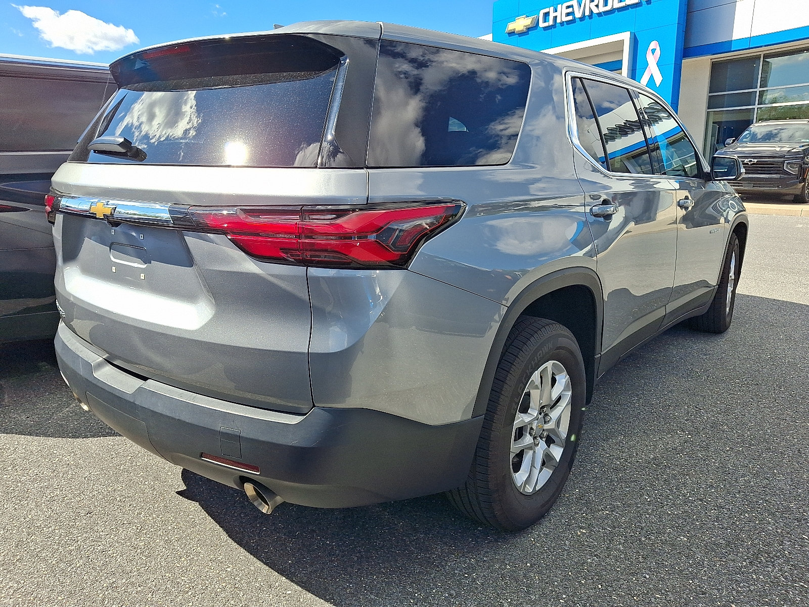 Used 2023 Chevrolet Traverse LS w/ Safety Package FWD image 5