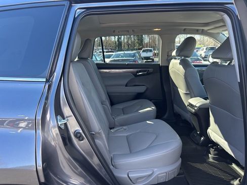 Used 2024 Toyota Highlander Platinum image 17