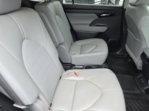 Used 2020 Toyota Highlander XLE AWD/4WD image 31