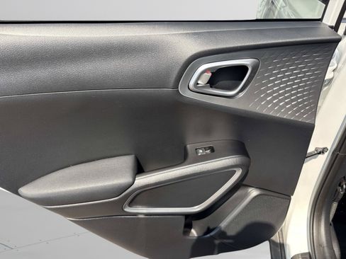 Used 2025 Kia Soul LX w/ LX Technology Package FWD image 18