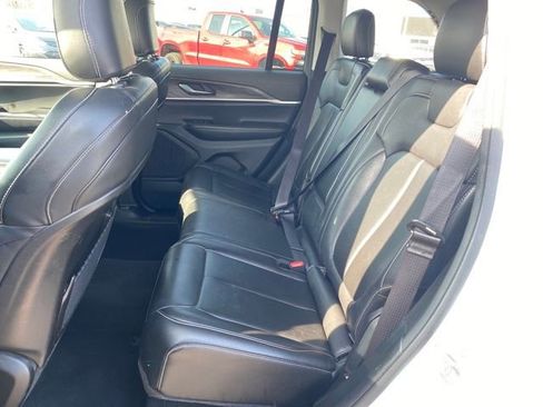 Used 2023 Jeep Grand Cherokee Limited image 18