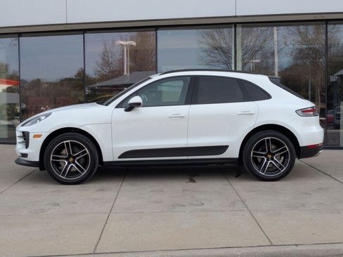 Certified 2021 Porsche Macan image 2