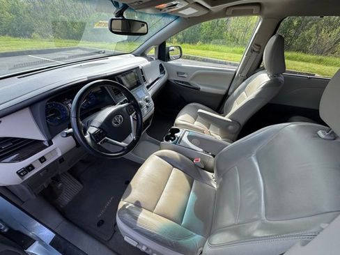 Used 2015 Toyota Sienna XLE image 12