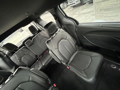 New 2026 Chrysler Pacifica Select image 14