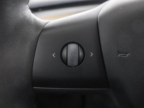 Used 2022 Tesla Model Y Long Range image 24