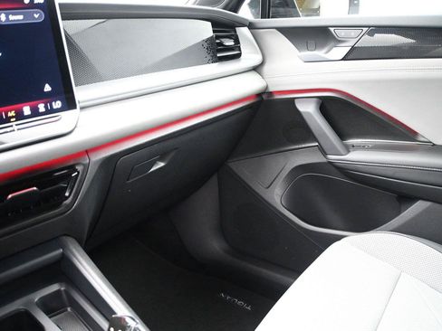 Used 2025 Volkswagen Tiguan SE R-Line AWD/4WD image 6