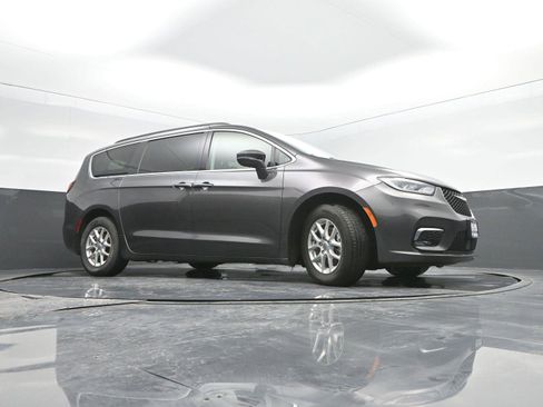 Used 2022 Chrysler Pacifica Touring-L image 37