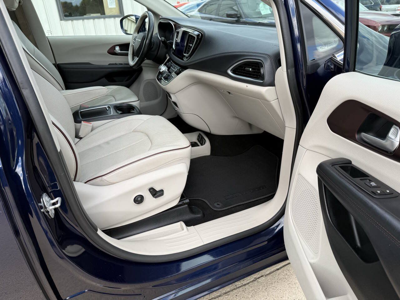 Used 2017 Chrysler Pacifica Limited w/ UConnect Theater Package FWD image 12
