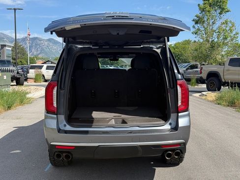 Used 2021 GMC Yukon XL Denali w/ Denali Premium Package AWD/4WD image 12