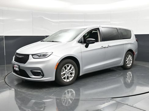 Used 2024 Chrysler Pacifica Touring-L FWD image 6