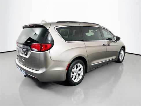 Used 2017 Chrysler Pacifica Touring-L w/ Tire & Wheel Group image 7