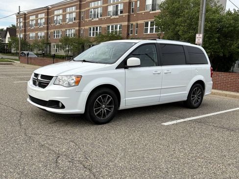 Used 2016 Dodge Grand Caravan SXT FWD image 17
