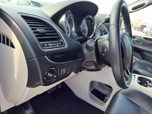 Used 2017 Dodge Grand Caravan SXT image 14