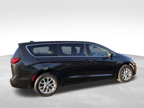 Used 2023 Chrysler Pacifica Touring-L image 11