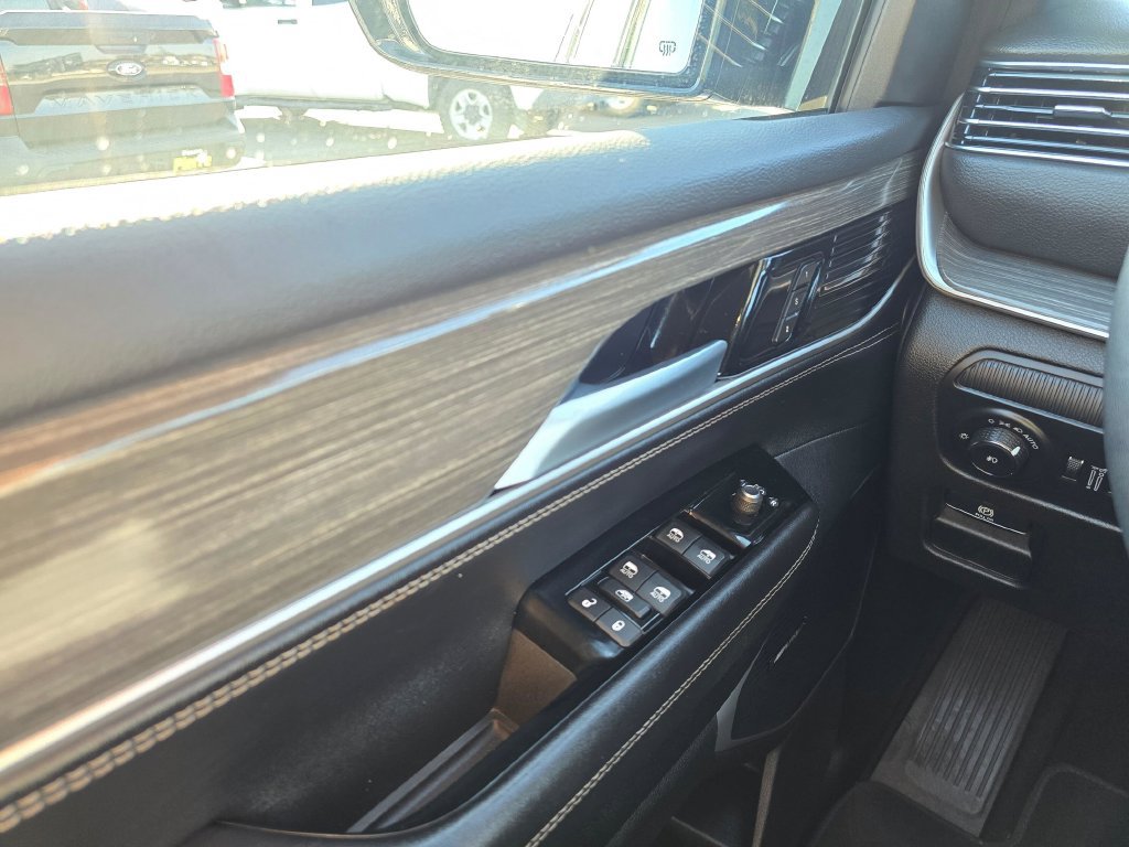 Used 2024 Jeep Wagoneer L Series II w/ Flexible Seating Group AWD/4WD image 29
