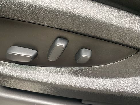 Used 2020 GMC Yukon Denali w/ Denali Premium Package image 31