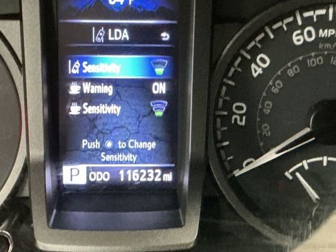 Used 2018 Toyota Tacoma TRD Off-Road image 38