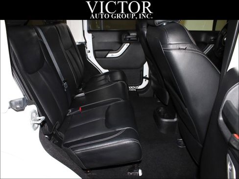 Used 2015 Jeep Wrangler Unlimited Sahara w/ Connectivity Group AWD/4WD image 30