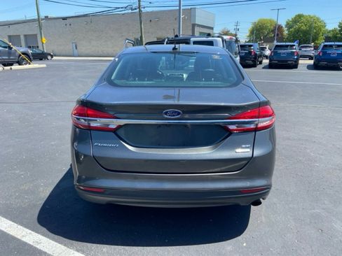 Used 2017 Ford Fusion SE w/ Fusion SE Technology Package image 2