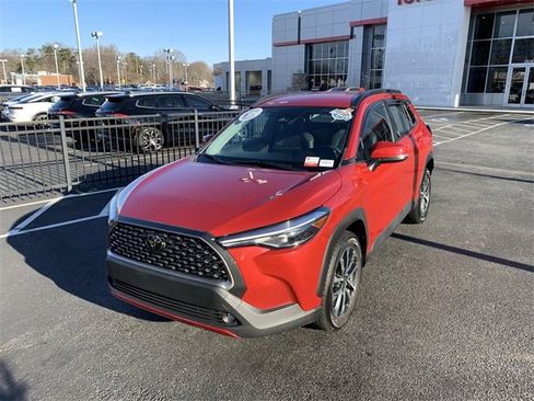 Used 2023 Toyota Corolla Cross XLE image 1