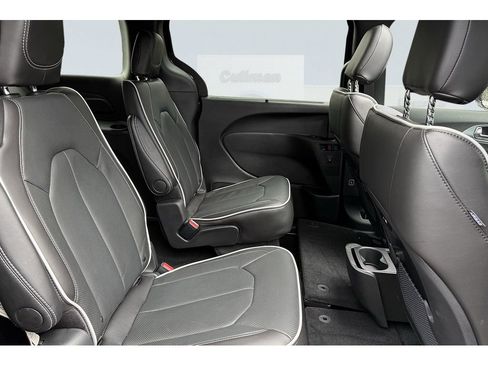 New 2026 Chrysler Pacifica Limited w/ S Appearance Package image 18