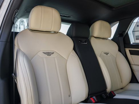 Used 2025 Bentley Bentayga Extended Wheelbase image 24