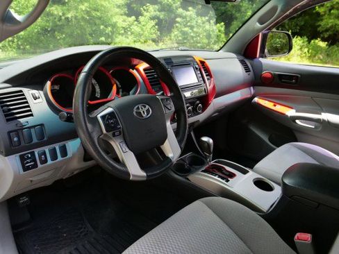 Used 2014 Toyota Tacoma PreRunner w/ SR5 Package RWD image 2
