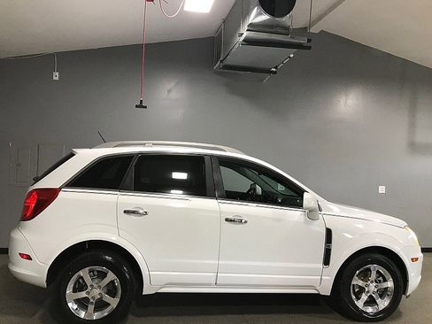 Used 2013 Chevrolet Captiva Sport LT FWD image 2