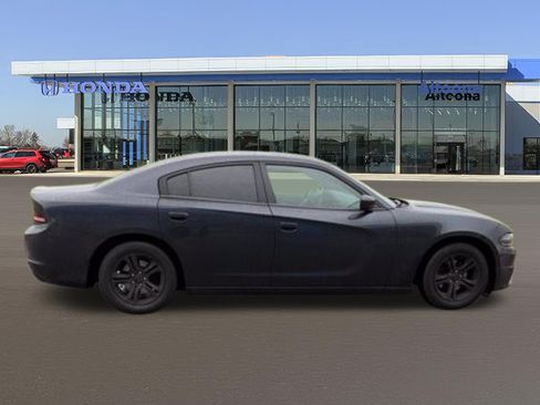 Used 2016 Dodge Charger SE RWD image 2