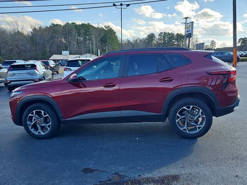 Used 2025 Chevrolet Trax LT w/ Driver Confidence Package image 6