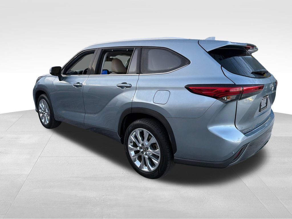 Used 2023 Toyota Highlander Limited FWD image 5